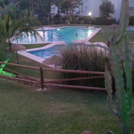 Nyaraló Adosado En Urbanizacion Con Piscina Estepona