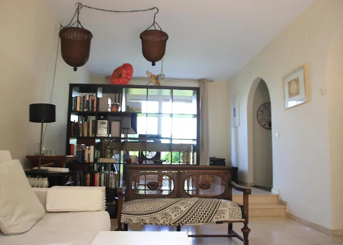 Adosado En Urbanizacion Con Piscina Estepona