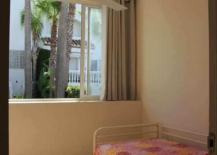 Adosado En Urbanizacion Con Piscina Estepona